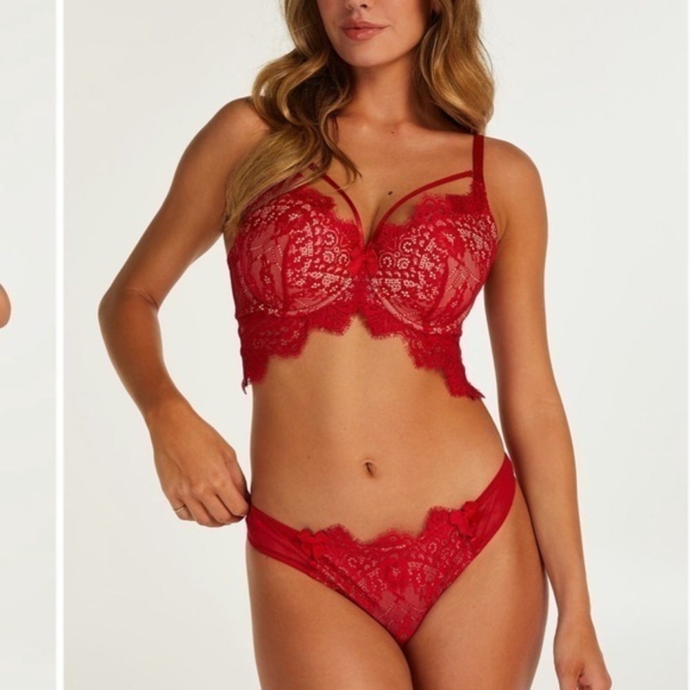 Hunkemöller
Marilee Red Lace Set: Longline
Underwire Bra 34C and Thong size S